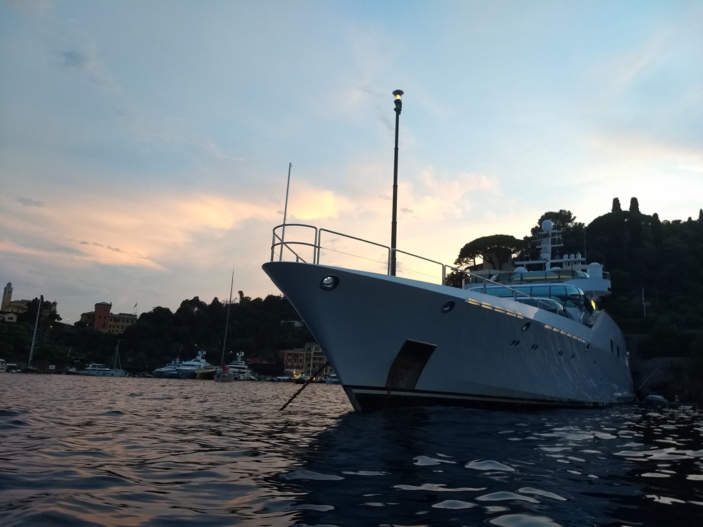 Foto a prua del megayacht Zeus