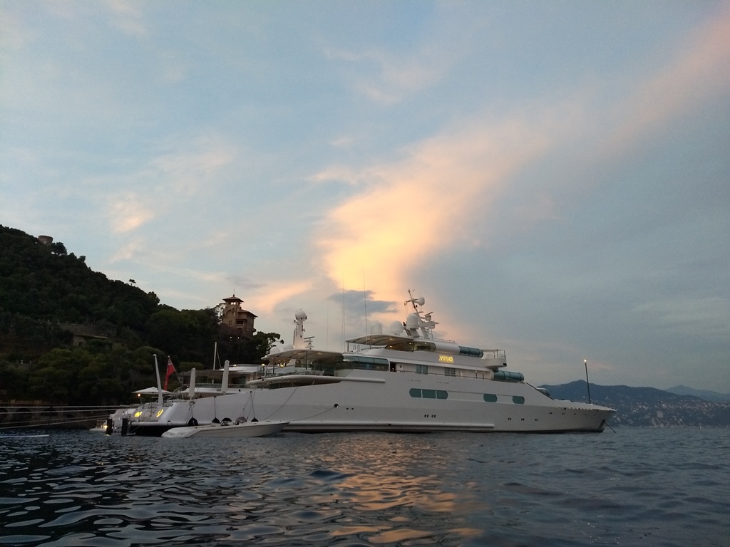 Foto al tramonto del megayacht Zeus