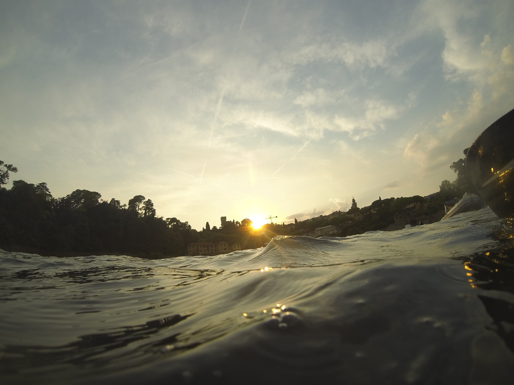 In kayak al tramonto: il sole scende all'orizzonte