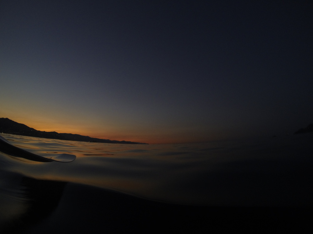 Kayak all'alba: poco prima del sorgere del sole