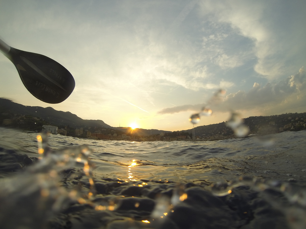 In kayak al tramonto: giochi di acqua e luce