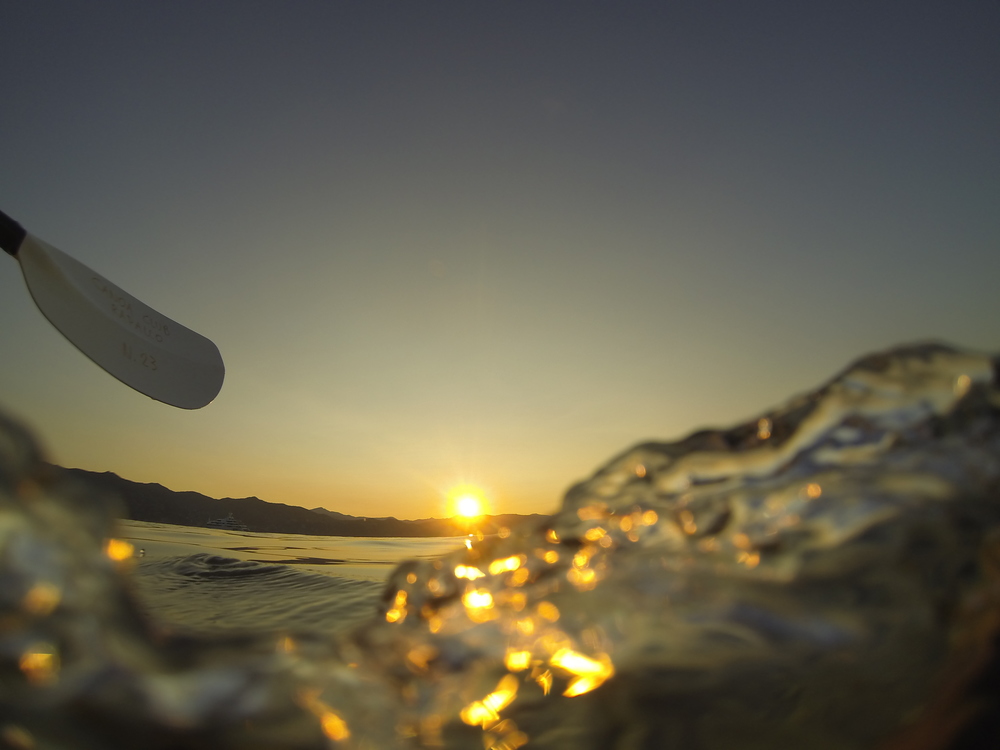 Kayak all'alba: il sole all'orizzonte