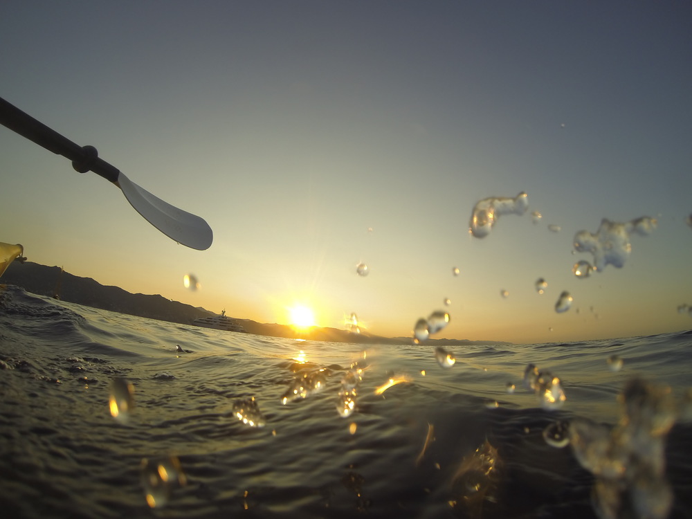 Kayak all'alba: giochi di luce e acqua