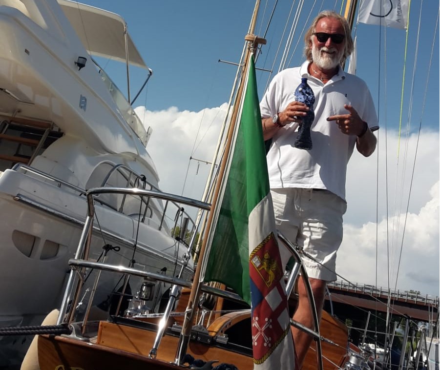 Mauro Pelaschier a bordo di Crivizza mostra un rifiuto trovato in mare