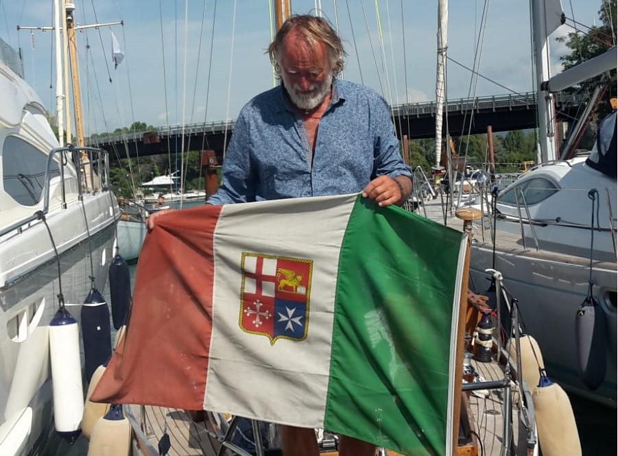 Mauro Pelaschier al Marina del Ponte di Ameglia, a bordo di Crivizza