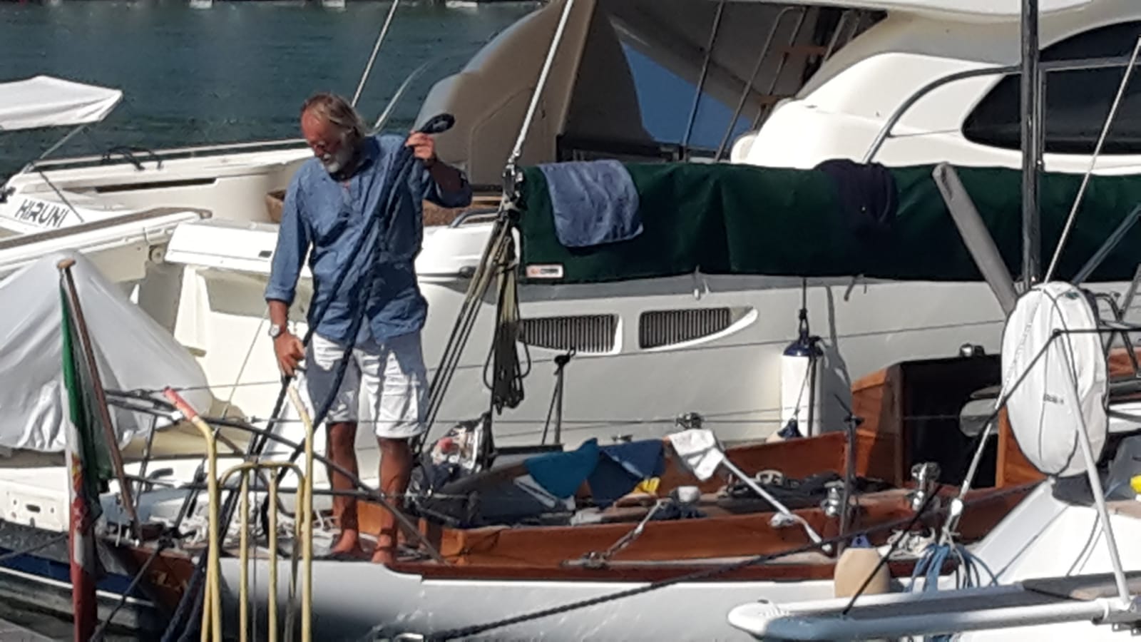 Mauro Pelaschier al Marina del Ponte di Ameglia, a bordo di Crivizza