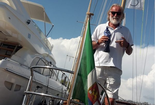 Mauro Pelaschier a bordo di Crivizza mostra un rifiuto trovato in mare
