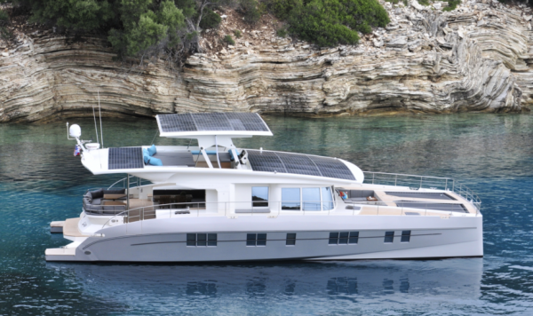 Un catamarano che va ad energia solare? Esiste ed è a Cannes!