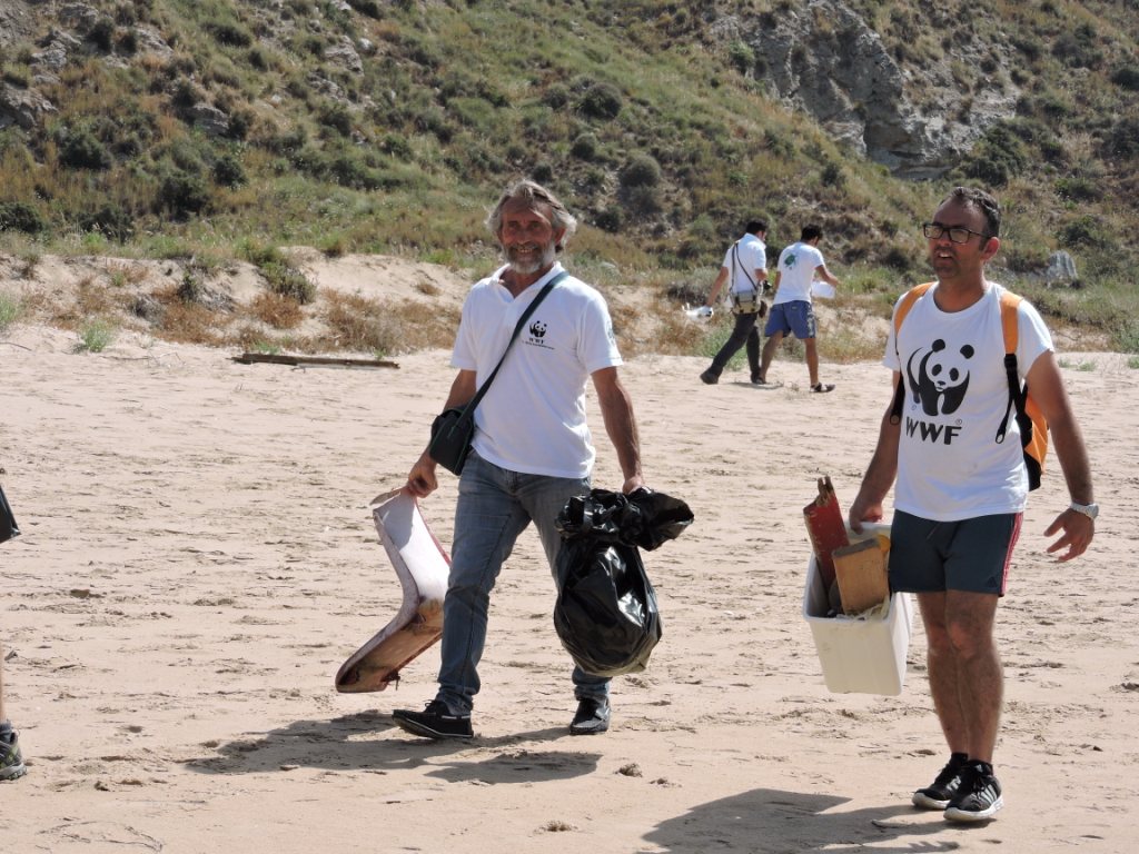 WWF S.U.B. - Tour WWF Spiagge Plastic Free Volontari Raccolta rifiuti a Torre Salsa