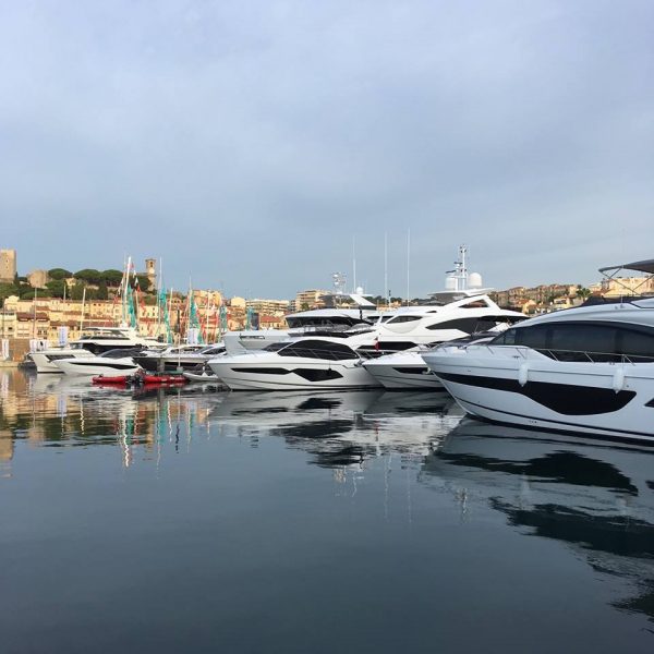 Allestimento in corso per lo Yachting Festival di Cannes