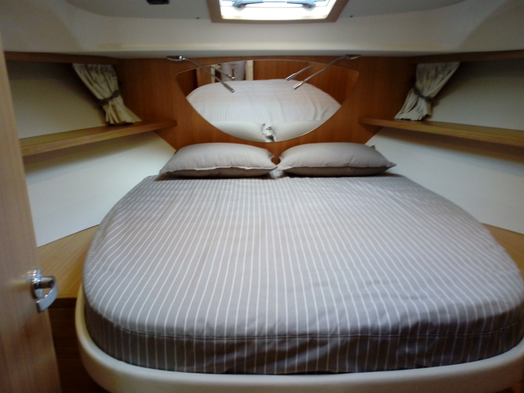 la cabina armatoriale con il letto spazioso al centro molto  luminosa 