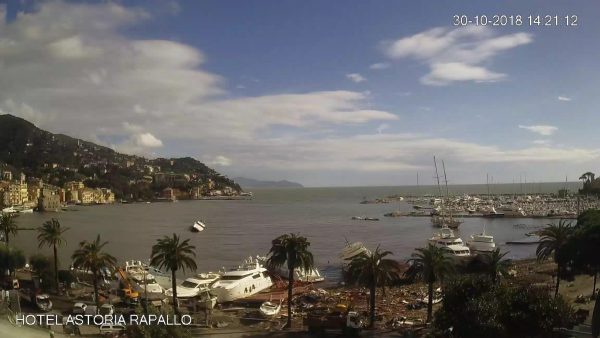 Gli yacht spiaggiati e semi-affondati dalla webcam di Rapallo
