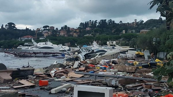 Rapallo, il porto devastato dalla burrasca marina abbattutasi sulla Liguria