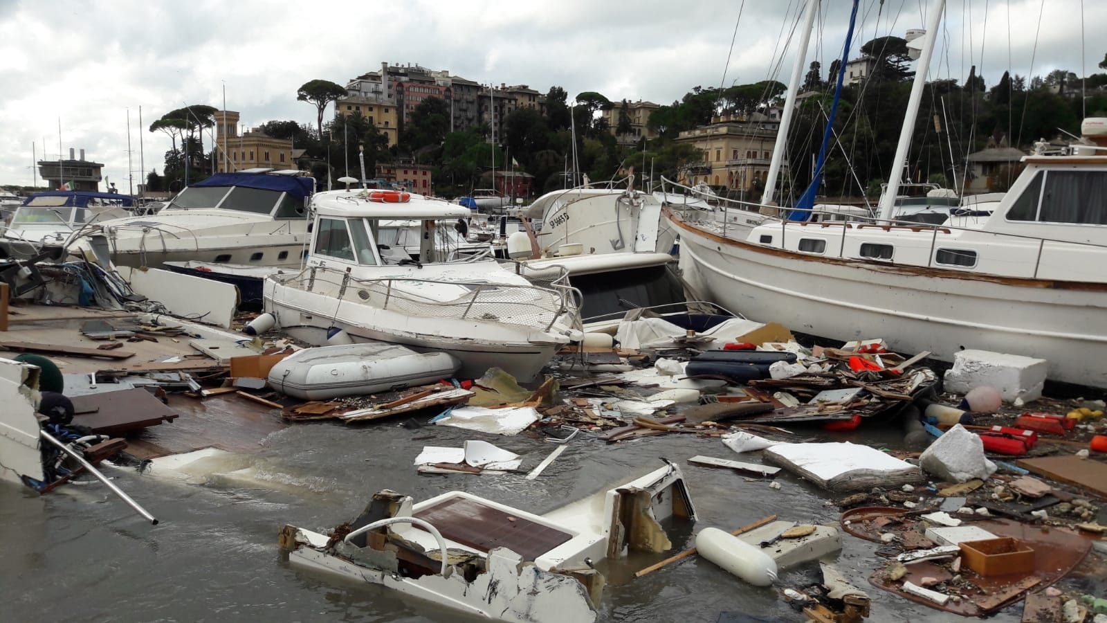 Rapallo, il porto devastato dalla mareggiata