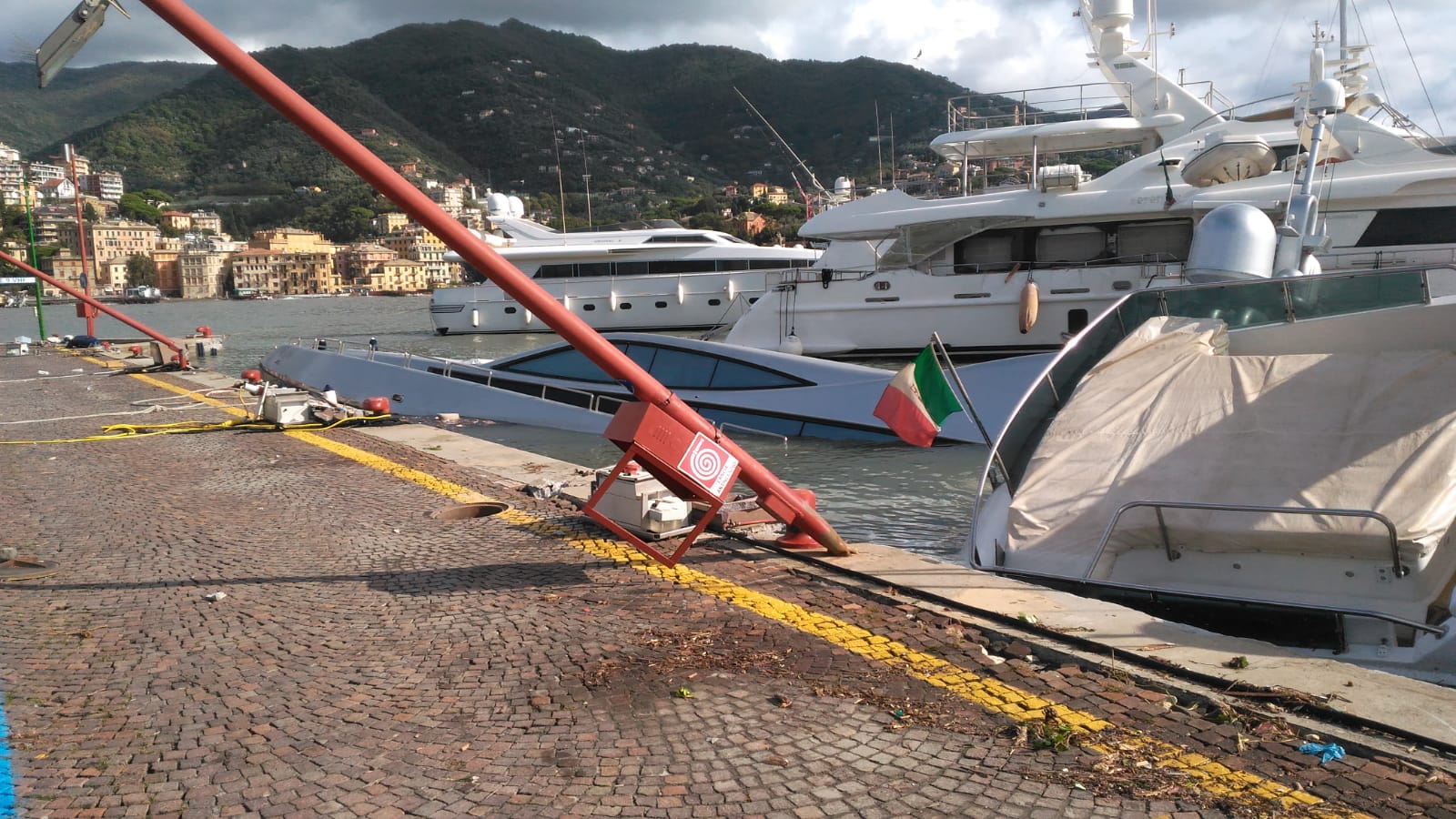 Rapallo, il porto devastato dalla mareggiata