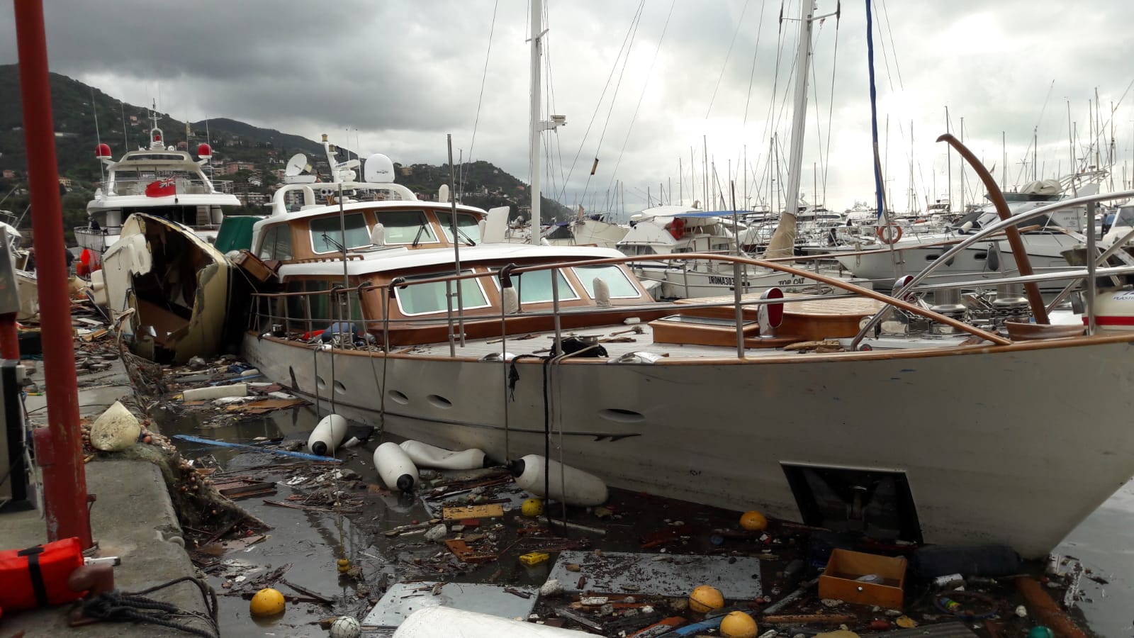 Rapallo, il porto devastato dalla mareggiata