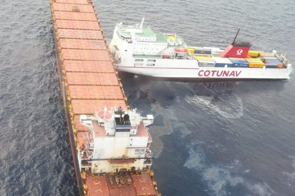 La collisione ripresa dall'ATR42 della Guardia Costiera