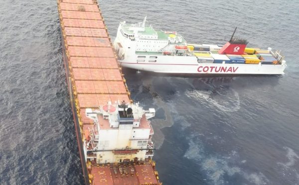 La collisione ripresa dall'ATR42 della Guardia Costiera