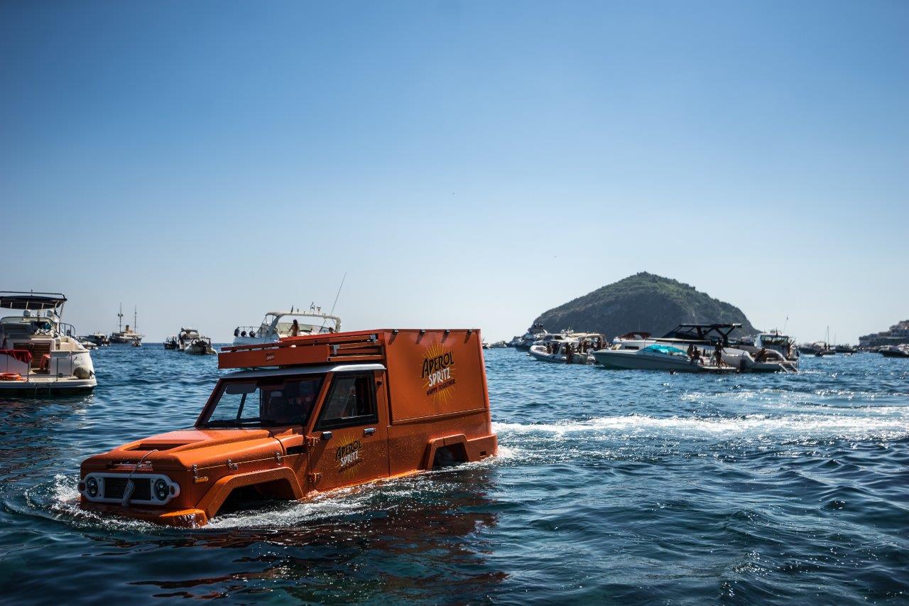 L'anfibio Toyota dell'agenzia Spiagames