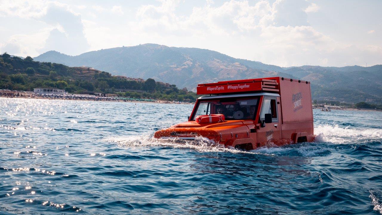 L'anfibio Toyota dell'agenzia Spiagames