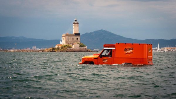 L'anfibio Toyota dell'agenzia Spiagames