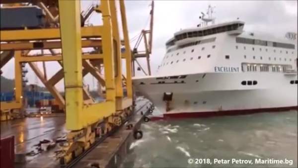 La m/n Excellent abbatte una gru a Barcellona