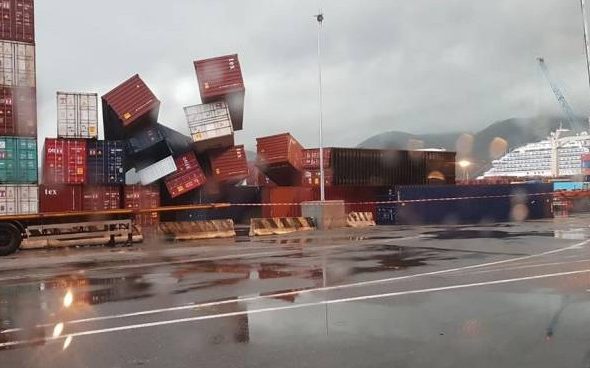 I container rovesciati al porto di La Spezia (foto da Facebook)