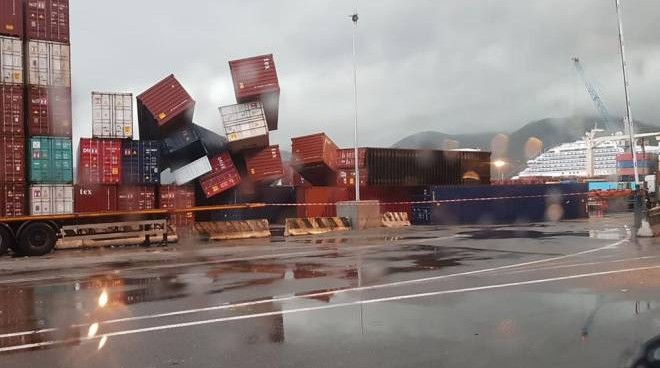 I container rovesciati al porto di La Spezia (foto da Facebook)