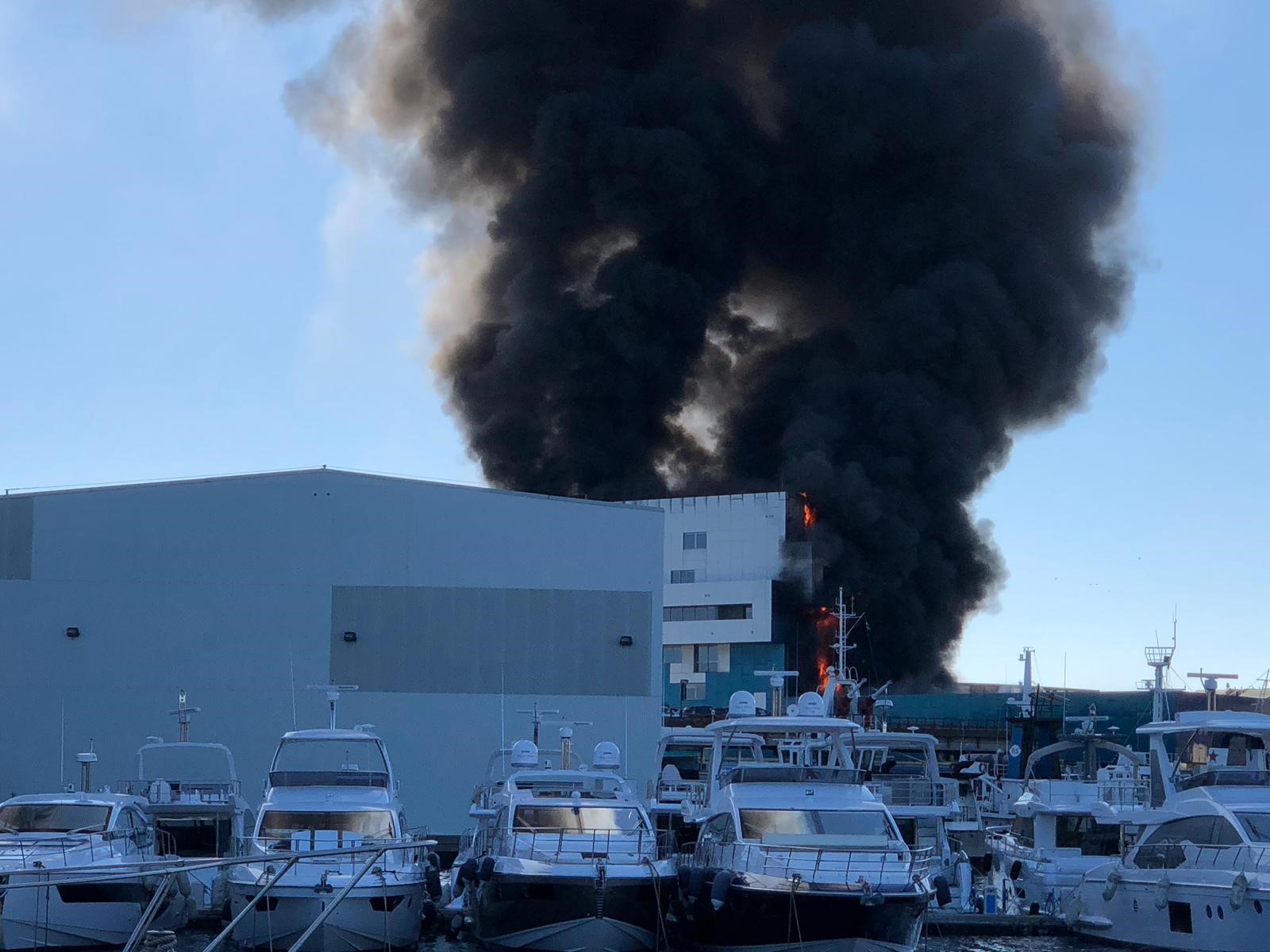 Incendio al palazzo dell'Autorità portuale di Savona