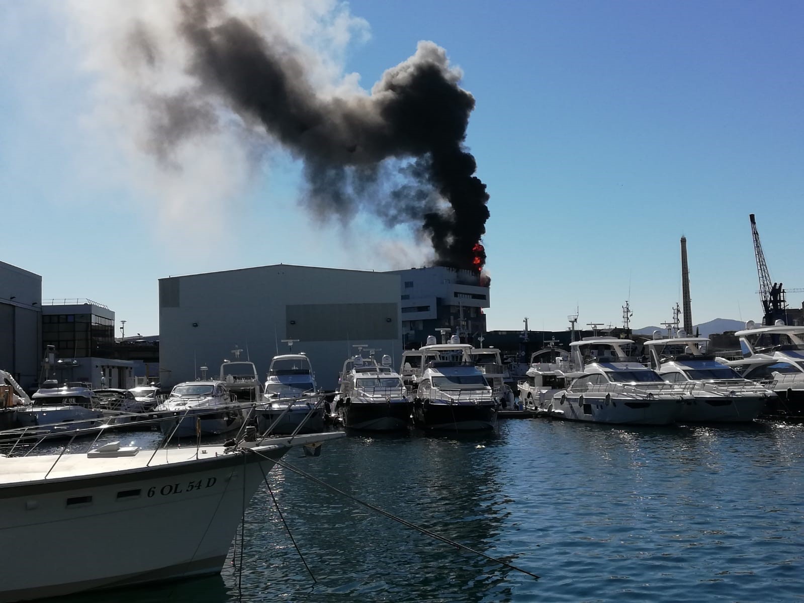 Incendio al palazzo dell'Autorità portuale di Savona