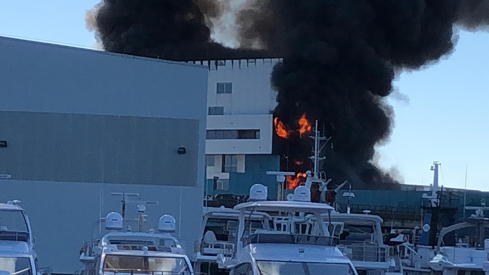 Incendio al palazzo dell'Autorità portuale di Savona