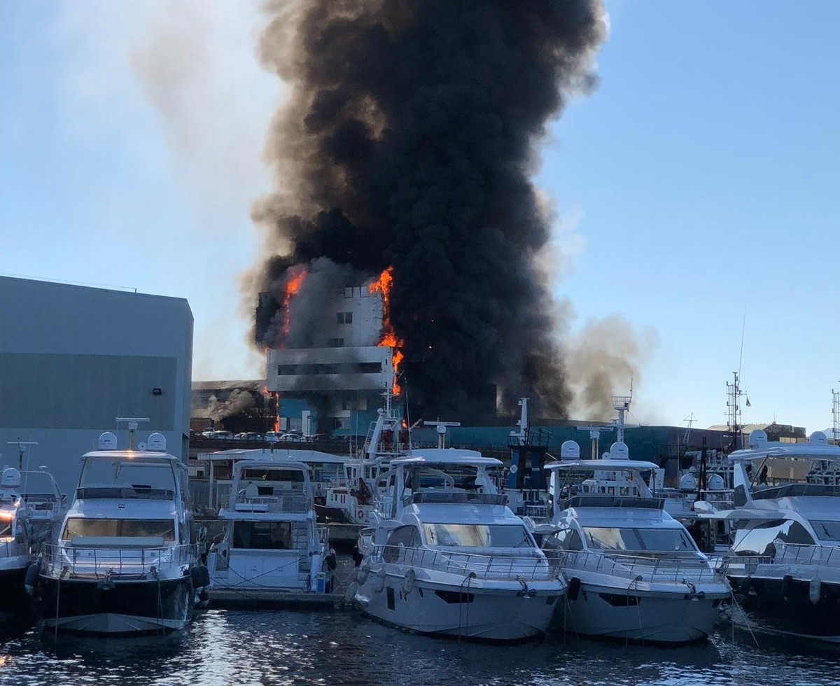 Incendio al palazzo dell'Autorità portuale di Savona