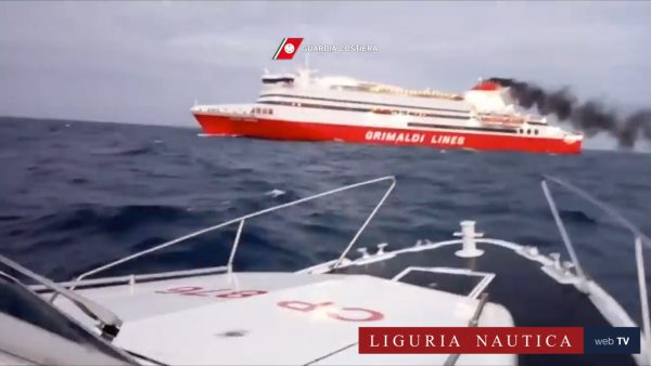 Il traghetto Cruise Ausonia mentre torna verso Palermo