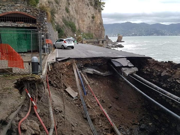 La strada provinciale che collega Santa Margherita a Portofino distrutta dalla mareggiata