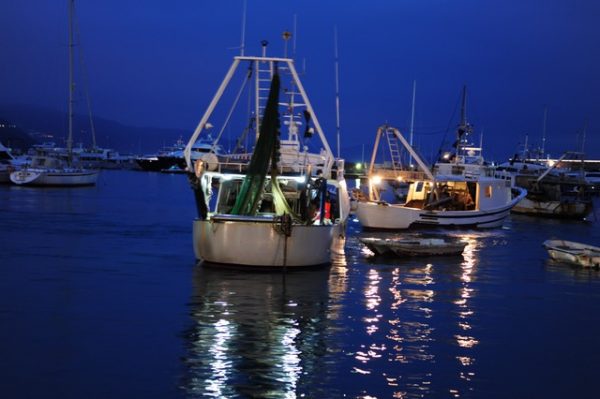 Pescherecci di notte foto di Nadia Scanziani dal suo reportage Vita sul peschereccio