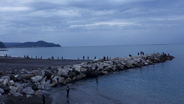 Decine di pescatori sugli scogli di Lavagna