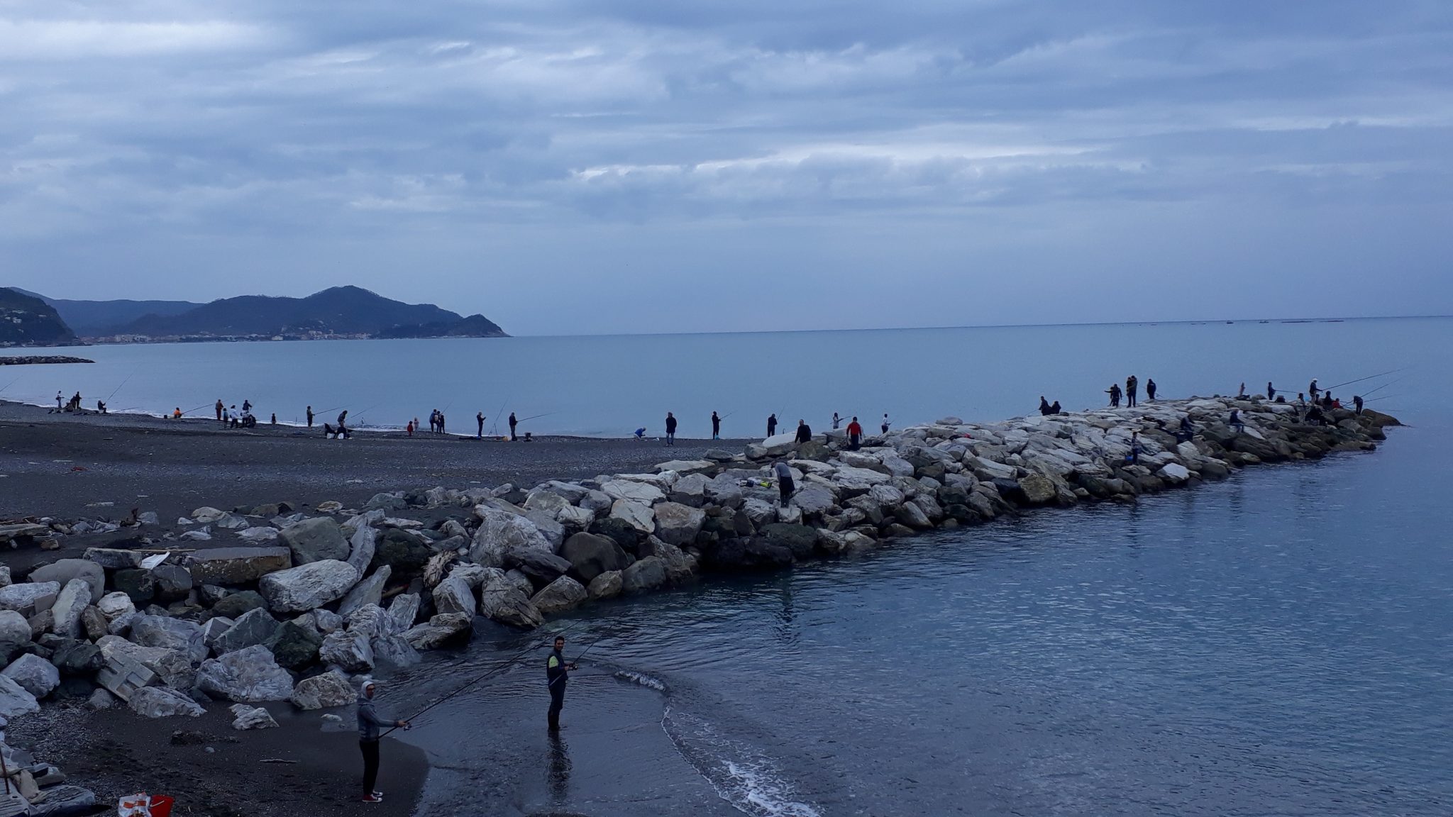 Decine di pescatori sugli scogli di Lavagna