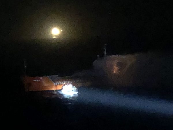 I soccorsi del tender della Costa Luminosa alla nave in fiamme