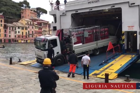 Lo sbarco delle bombole di gas a Portofino