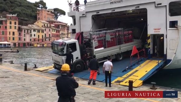 Lo sbarco delle bombole di gas a Portofino