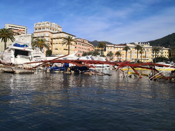 Rapallo, un mese dopo la mareggiata, vista dal mare