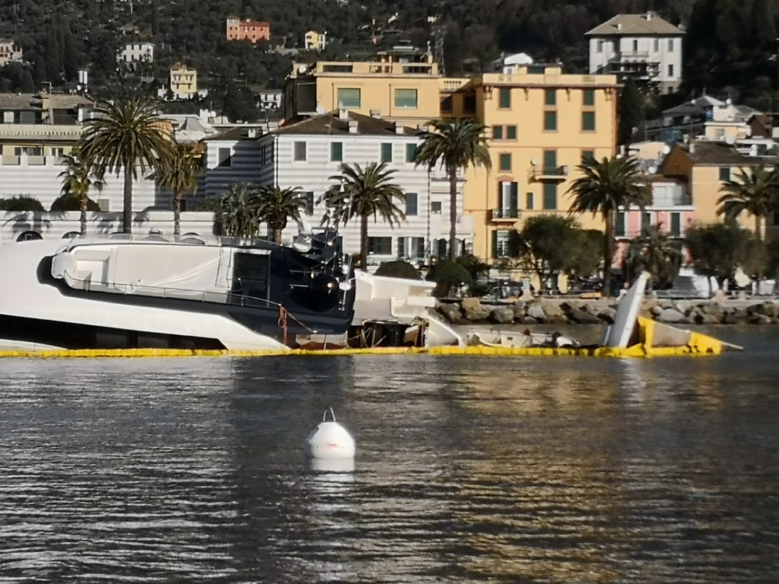 Rapallo, un mese dopo la mareggiata, vista dal mare