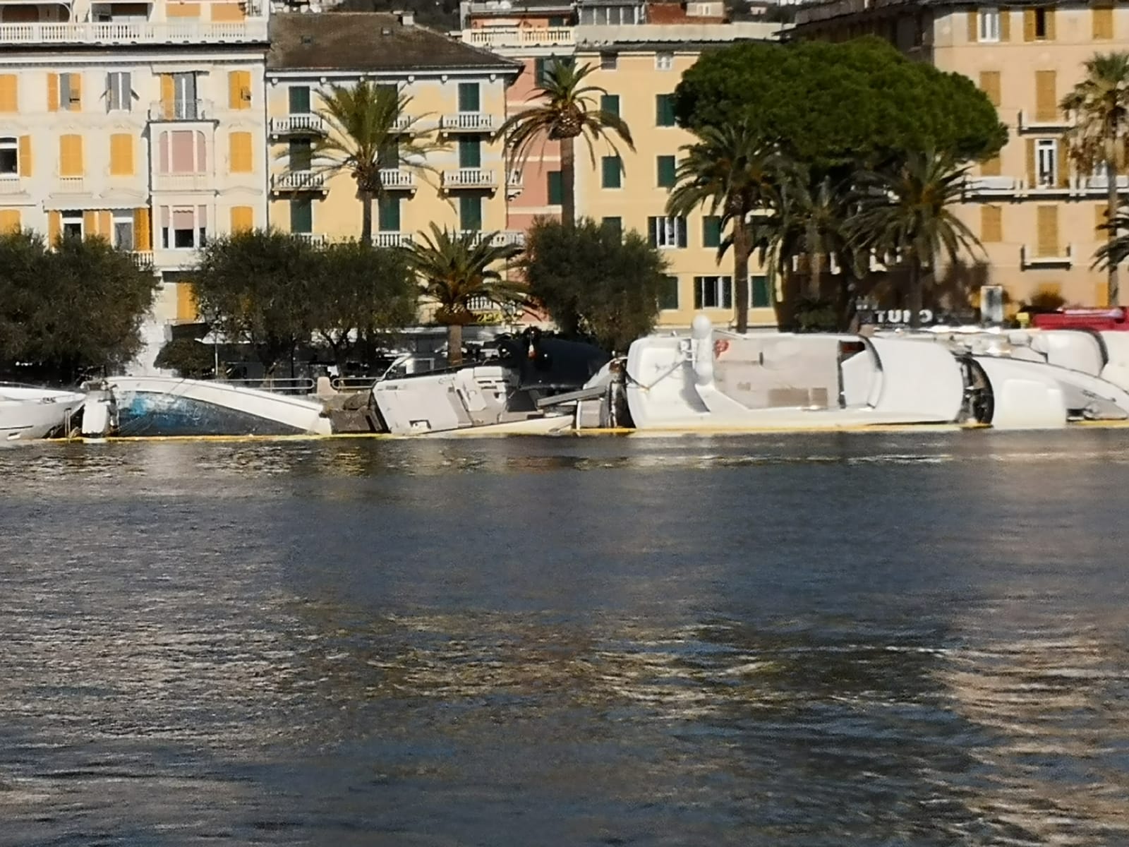 Rapallo, un mese dopo la mareggiata, vista dal mare