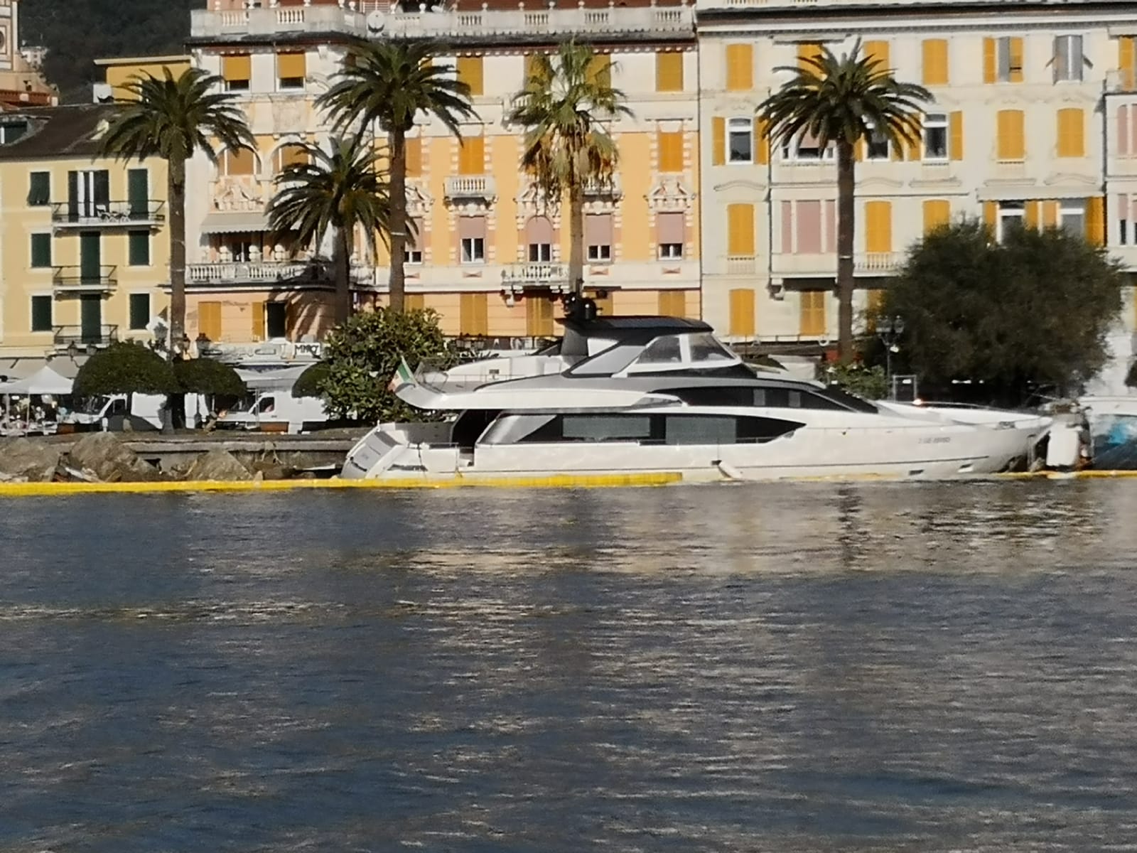 Rapallo, un mese dopo la mareggiata, vista dal mare