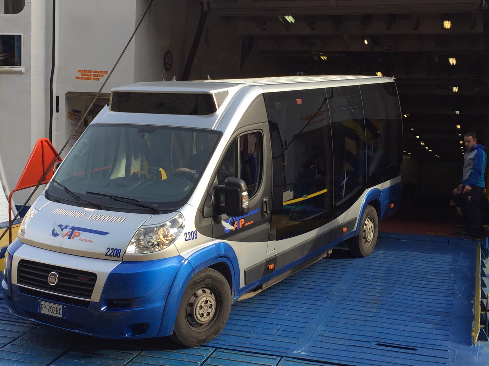 Il bus navetta Atp sbarcato a Portofino