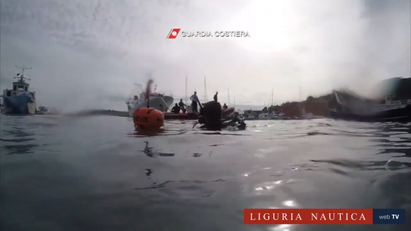 I sub della Guardia Costiera ispezionano il fondale del porto di Santa Margherita