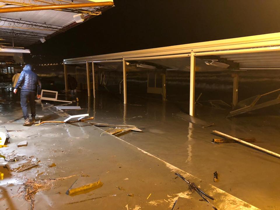 Alassio, passeggiata Grollero invasa dal mare