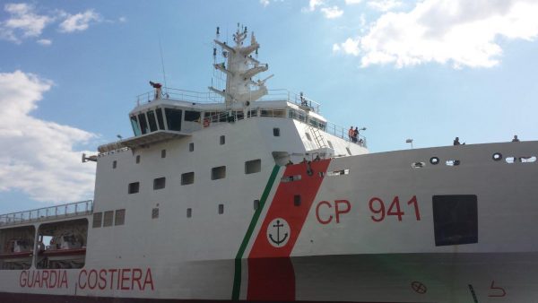 Il pattugliatore della Guardia Costiera Diciotti a Genova