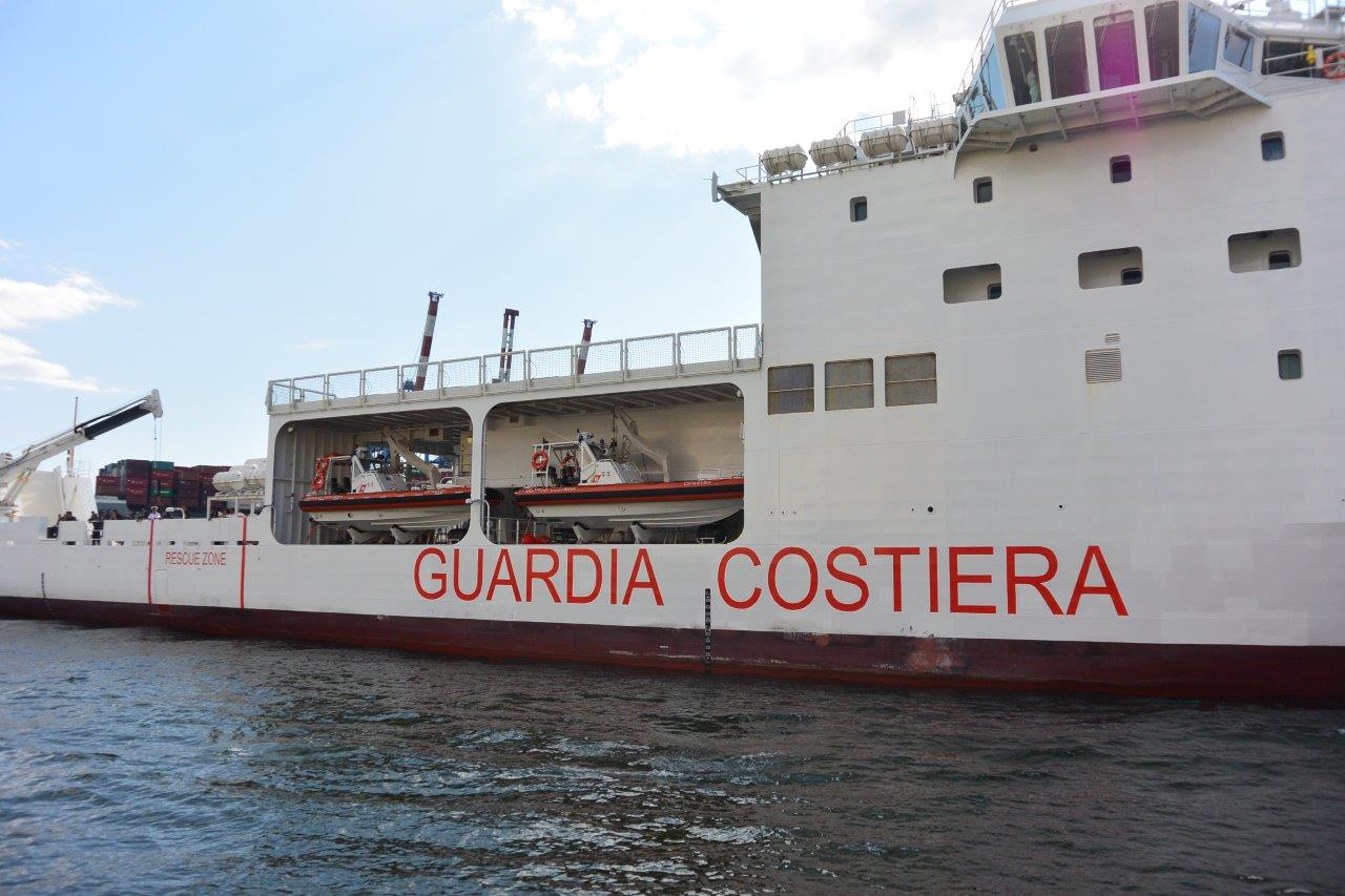 Il pattugliatore della Guardia Costiera Diciotti a Genova