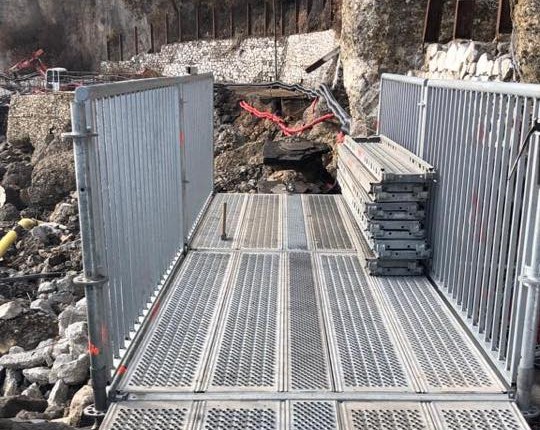 I lavori per costruire la passerella pedonale alla Cervara